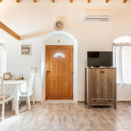 Alicia's Traditional In Paradisi