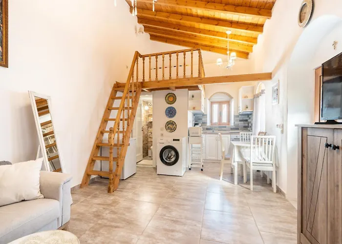 Alicia's Traditional In Paradisi