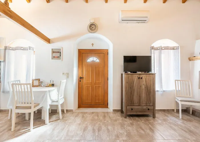 Alicia's Traditional In Paradisi