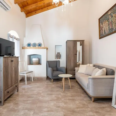 Alicia's Traditional In Paradisi Holiday home *